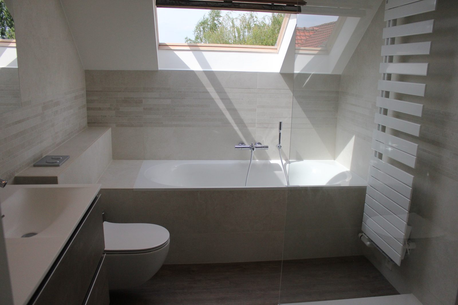 Rénovation complète de salle de bain sous combles avec baignoire encastrée - réalisation Renovo