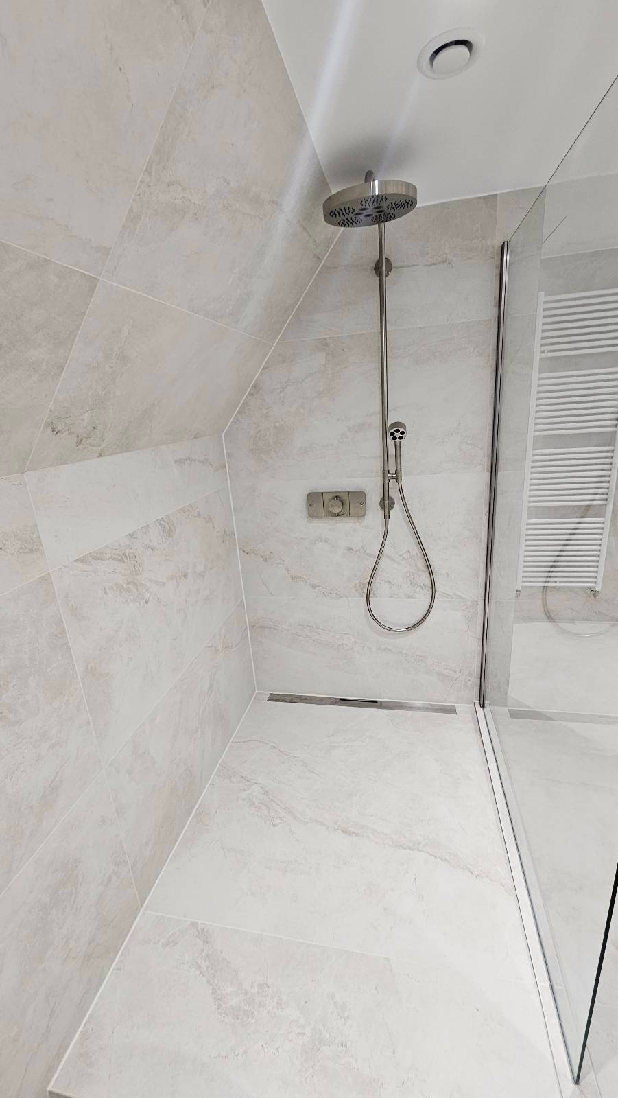 Douche à l'italienne minimaliste au carrelage beige