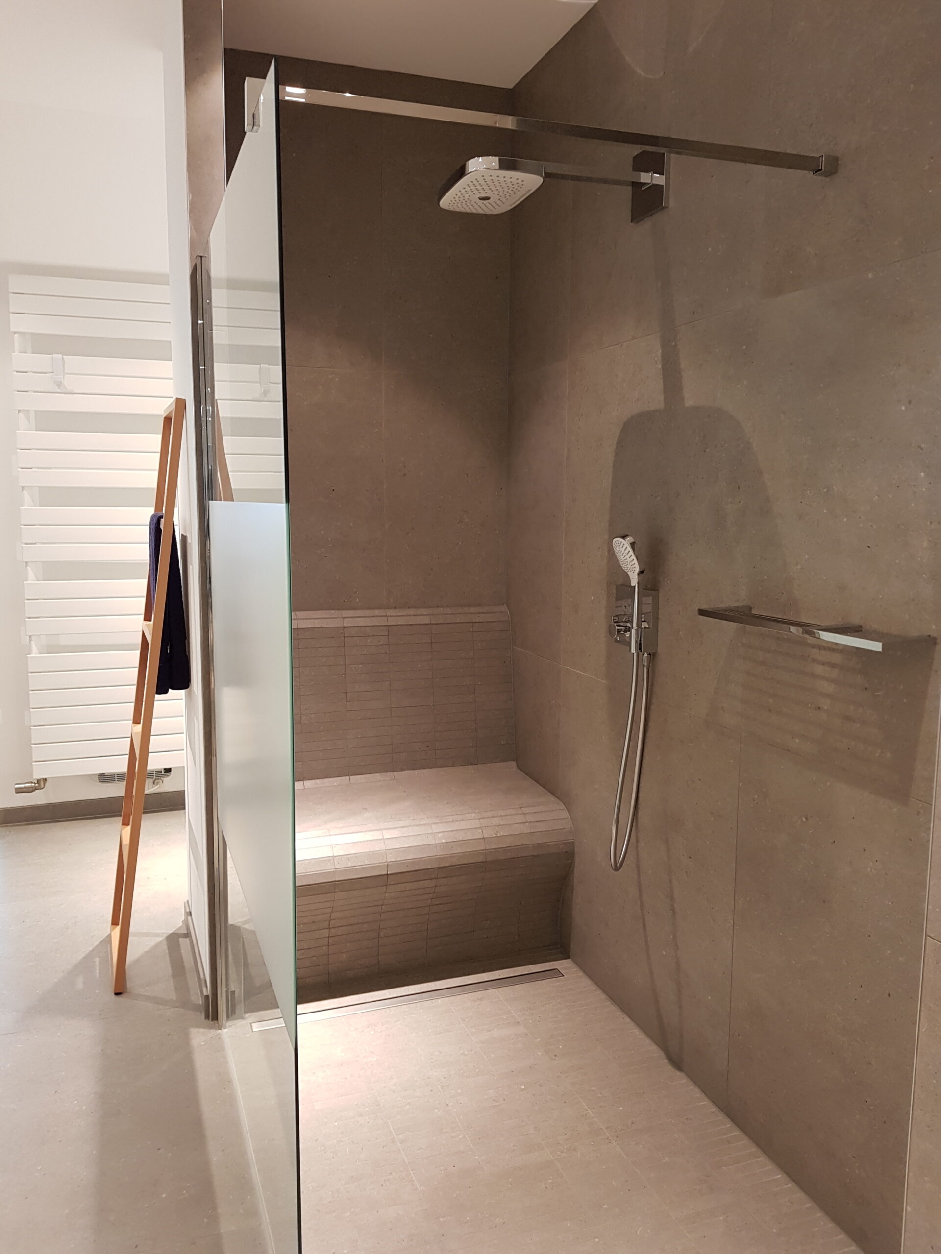 Douche à l'italienne avec banquette et porte-serviettes en bois
