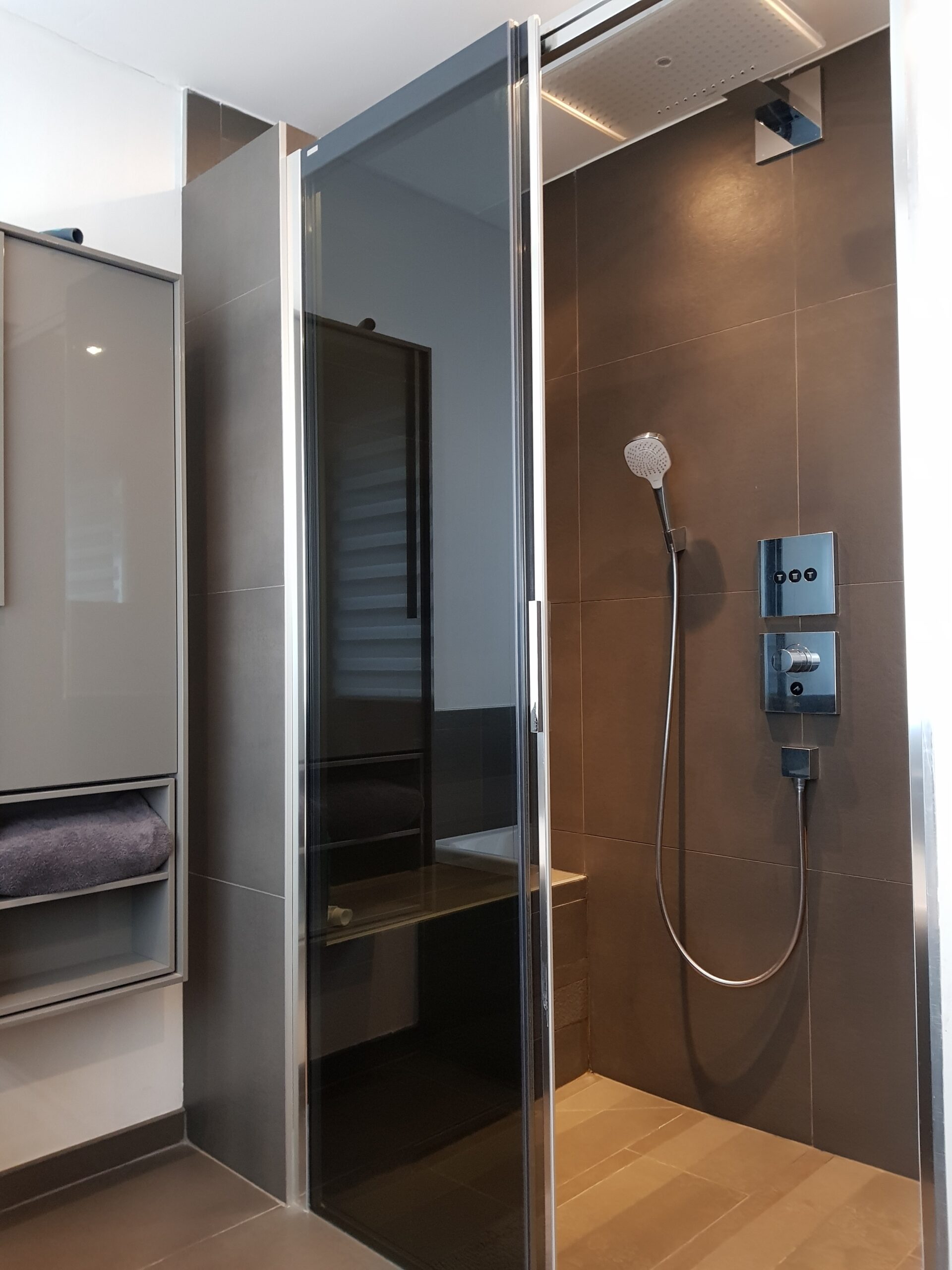 Douche à l'italienne avec paroi coulissante fumée