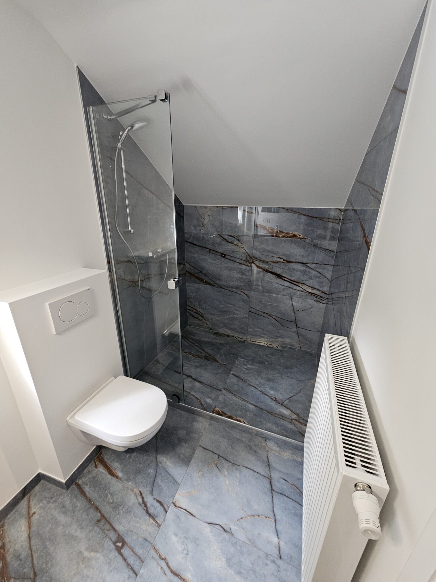 Douche à l'italienne aménagée sous toiture en pente