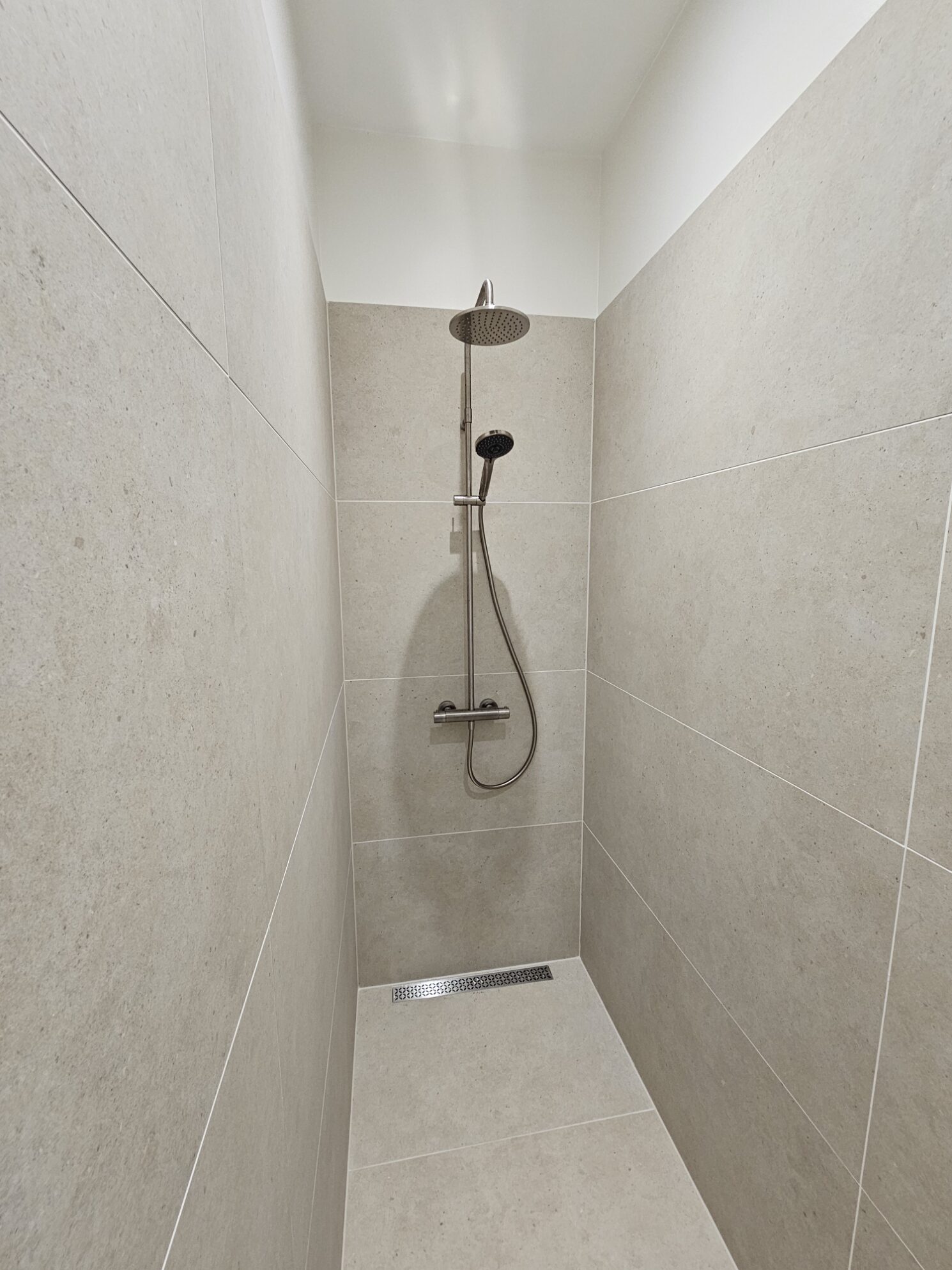 Douche à l'italienne épurée au carrelage clair