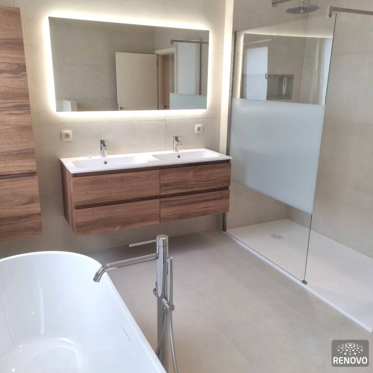 Rénovation complète salle de bain par RENOVO : double vasque suspendue, douche à l'italienne et baignoire îlot