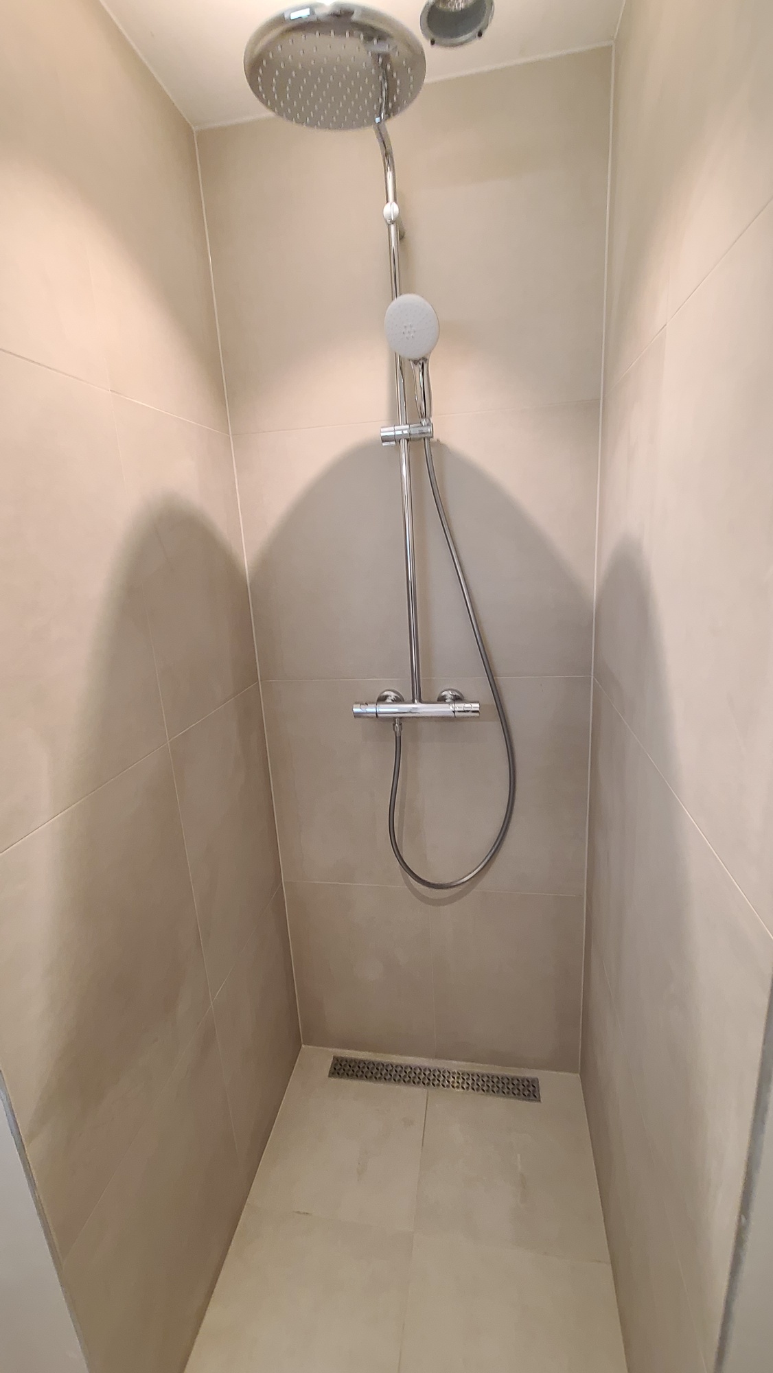 Douche à l'italienne voûtée avec colonne de douche chromée