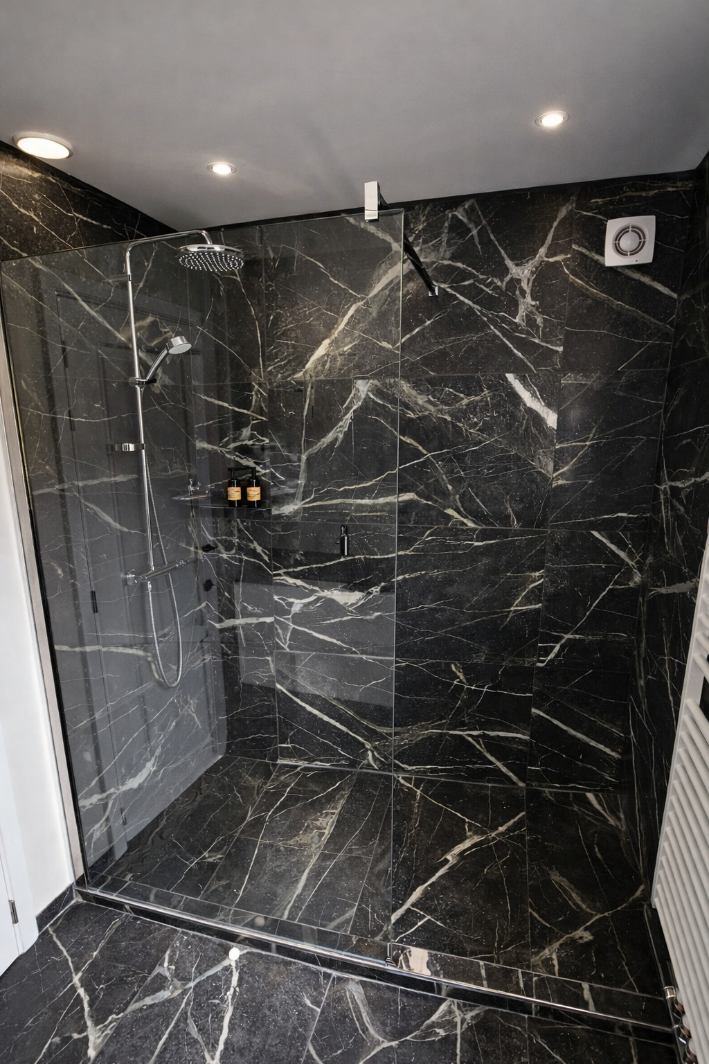 Douche à l'italienne en marbre noir veiné