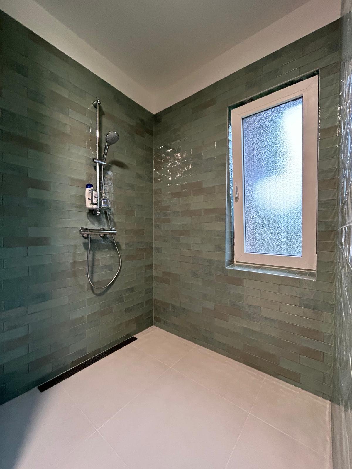 Douche de plain-pied carrelée sans seuil avec caniveau, réalisée par RENOVO