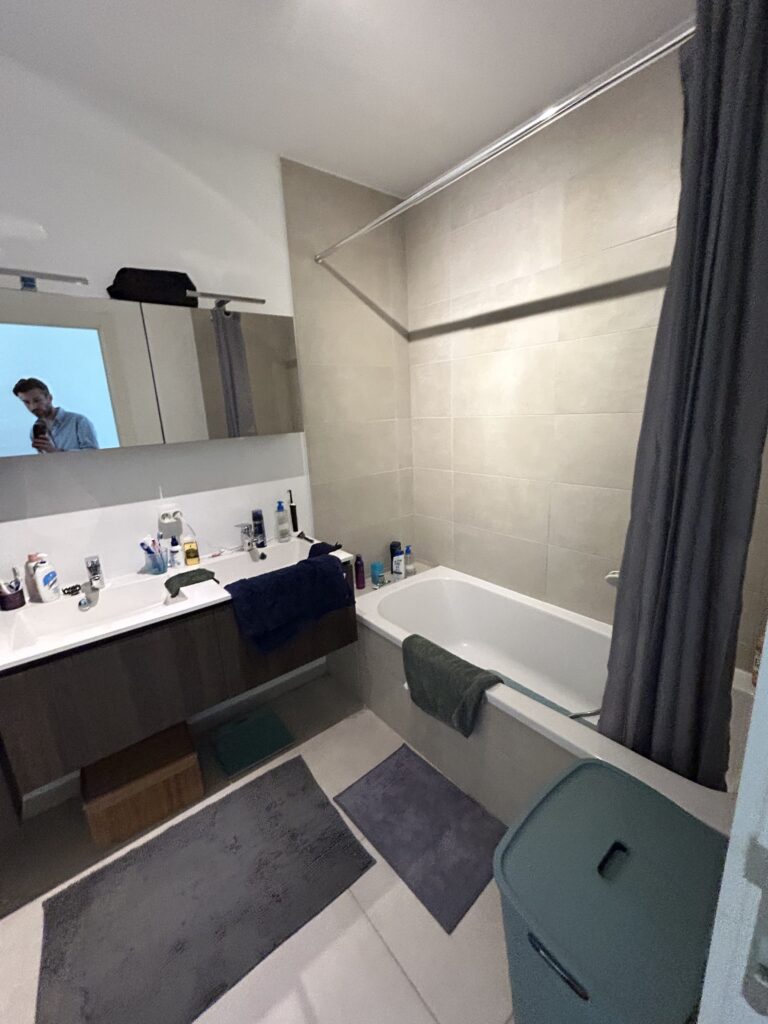 Avant : baignoire avec rideau de douche et carrelage beige