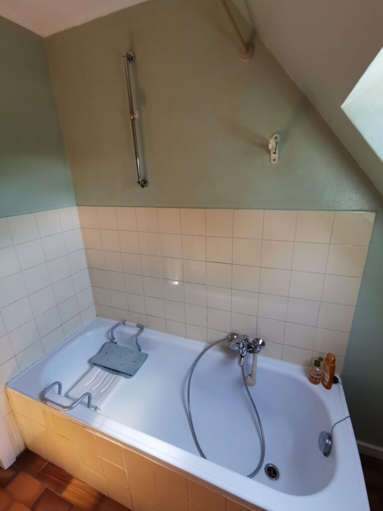 Avant : ancienne baignoire sous pente avec carrelage jaune