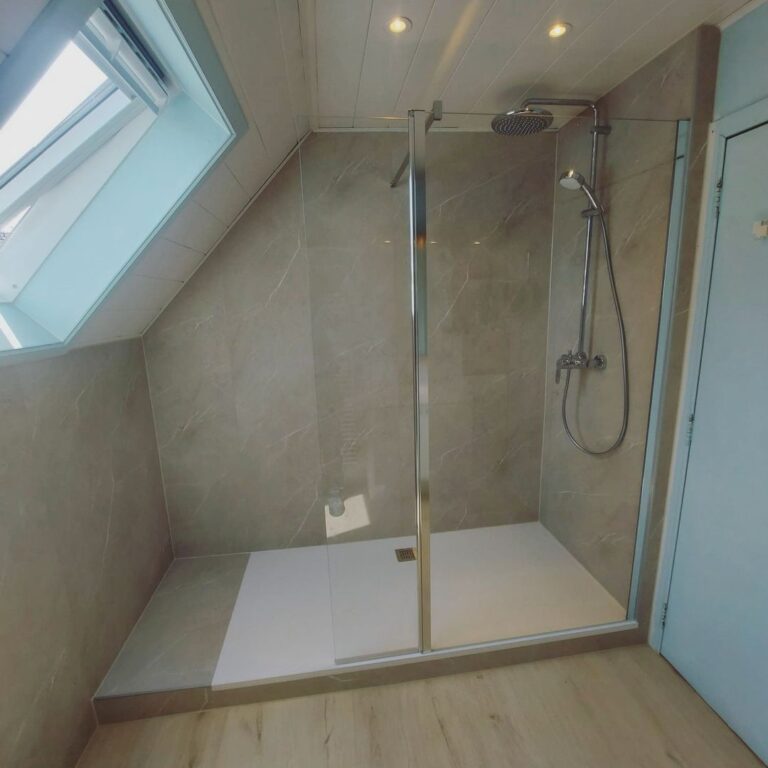 Douche sous pente avec panneaux muraux aspect marbre et paroi walk-in – RENOVO