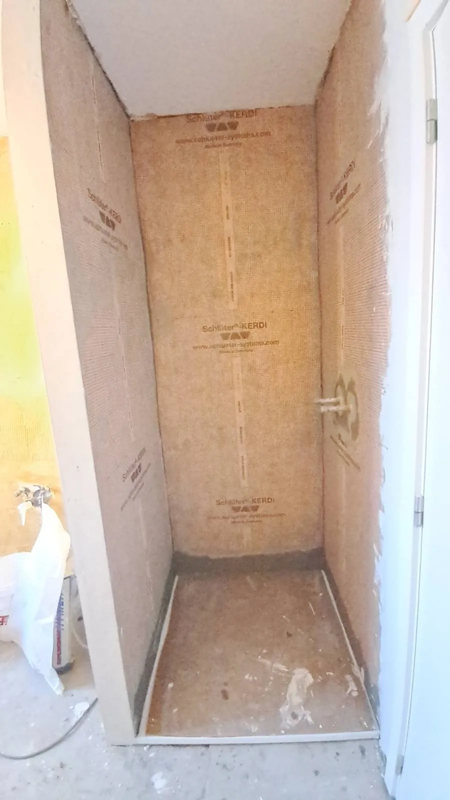Douche étanchée avec la natte Schlüter-KERDI sur les murs et le sol, avant pose du carrelage, chantier RENOVO