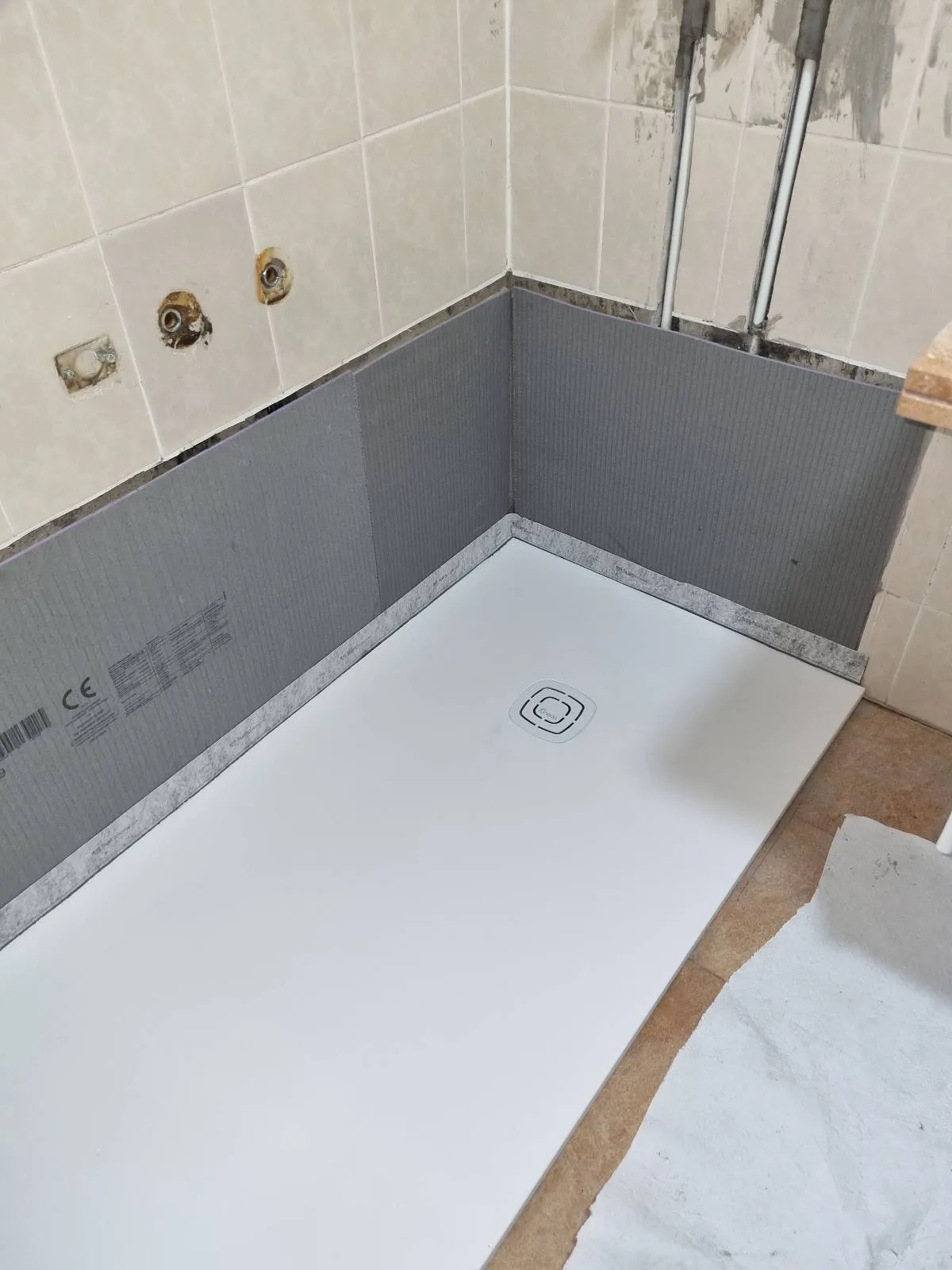 Receveur de douche extra-plat avec bande d'étanchéité périphérique entre le receveur et les murs, chantier RENOVO