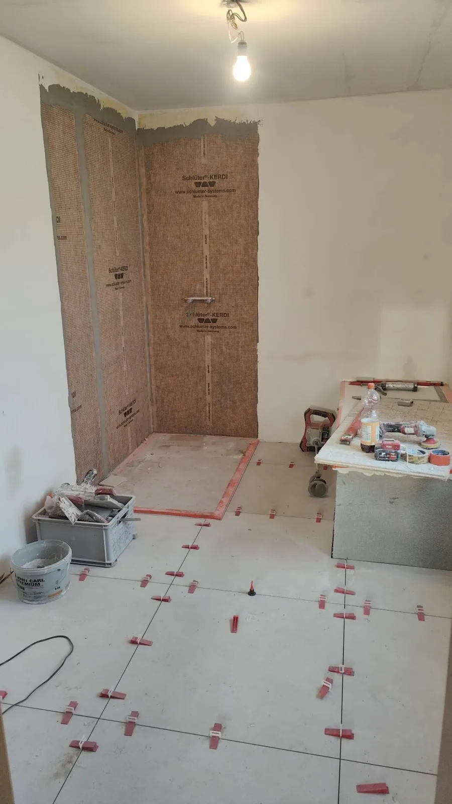 Murs de douche étanchés avec la natte Schlüter-KERDI pendant la pose du carrelage de sol, rénovation de salle de bain RENOVO