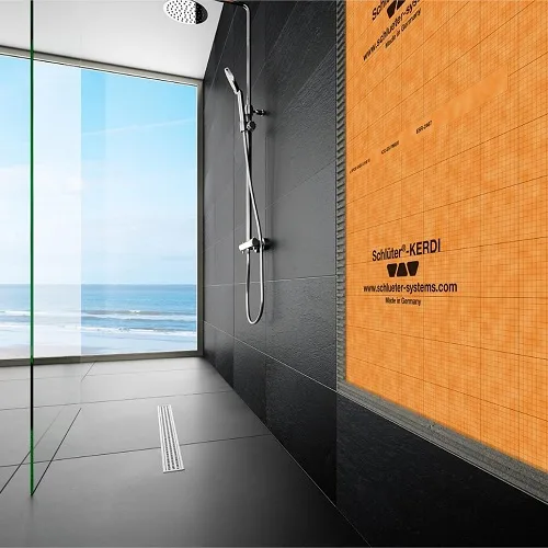 Vue en coupe d'une douche de plain-pied : natte d'étanchéité Schlüter-KERDI posée sous le carrelage mural, avec caniveau de douche